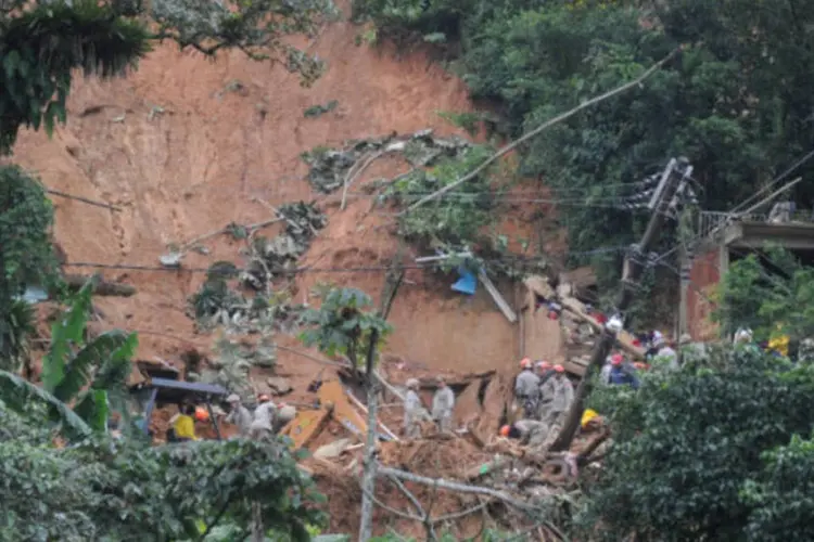 
	Estragos provocados pelas chuvas em Petr&oacute;polis: 18% dos desastres naturais que atingem o Rio s&atilde;o deslizamentos de terra
 (Tânia Rêgo/ABr)