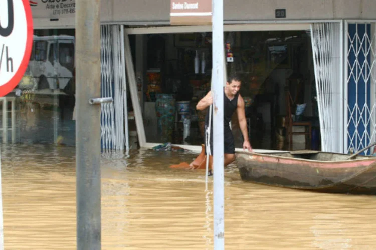 
	Chuvas em Salvador: pelo texto do projeto, h&aacute; um aumento de R$ 300 para R$ 400 do valor pago aos atingidos pela seca ou fortes chuvas
 (Governo da Bahia)