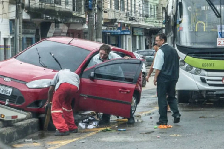 Chuva forte que caiu ontem à noite e ainda atinge várias regiões do Rio de Janeiro causou prejuízos em Bonsucesso, na zona da Leopoldina na cidade (Cristina Índio/Agência Brasil)