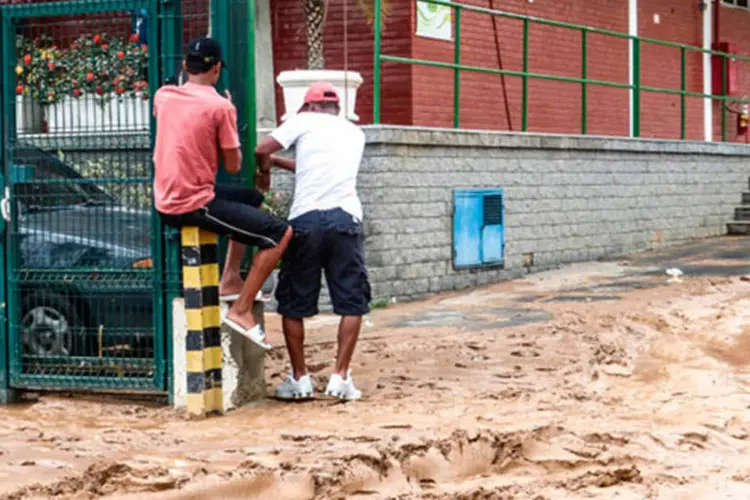 A chuva forte que caiu ontem à noite e ainda atinge várias regiões do Rio de Janeiro causou prejuízos em Bonsucesso, na zona da Leopoldina na cidade (Agência Brasil / Foto repórter Cristina Índio)