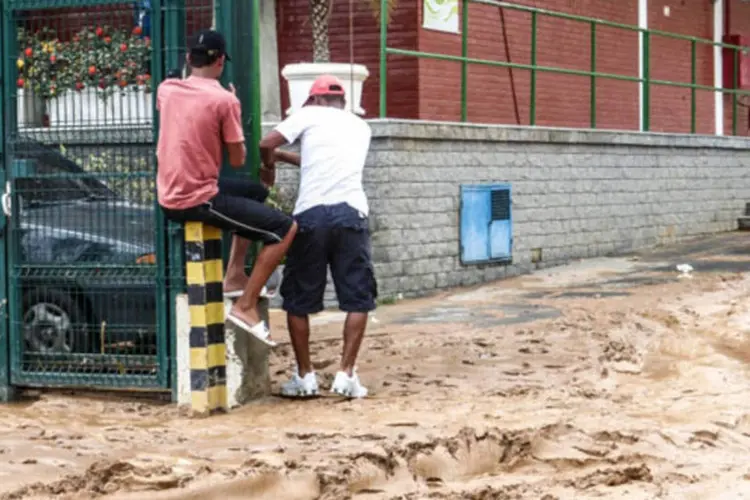 Chuva forte que caiu ontem à noite e ainda atinge várias regiões do Rio de Janeiro causou prejuízos em Bonsucesso, na zona da Leopoldina na cidade (Cristina Índio/Agência Brasil)