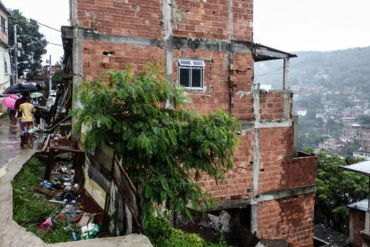 
	Casa no Alem&atilde;o: &quot;moradores est&atilde;o morando pior do que antes. H&aacute; ruas sem cal&ccedil;amento, o esgoto corre a c&eacute;u aberto, tem fam&iacute;lias vivendo abaixo da linha da pobreza&quot;, disse Borges
 (Tomaz da Silva/Agência Brasil)
