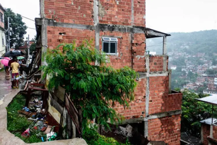 Chuvas na localidade de Palmeiras no Complexo do Alemão: casas estão com risco de desabamento por causa da chuva forte (Agência Brasil / Foto repórter Cristina Índio)