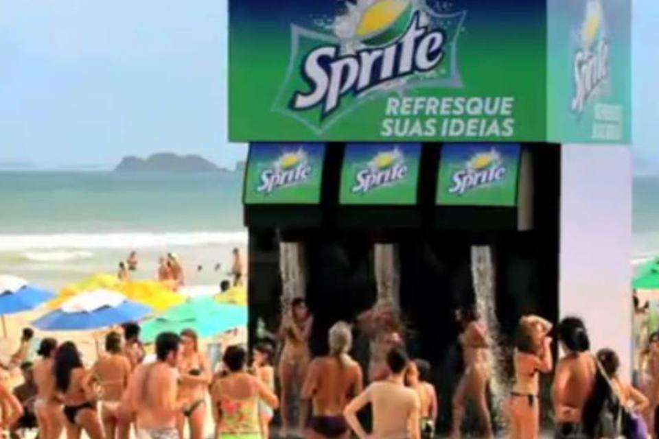 Sprite oferece mais de 1,5 mil banhos em praia do RJ