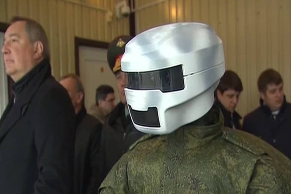 Ciborgue militar russo: Putin, parece, não gostou muito da demonstração (Reprodução/YouTube/RT)