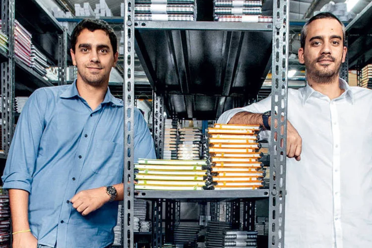 
	Caetano e Cicero Pedrosa: com oito cole&ccedil;&otilde;es por ano, a Cicero faturou 3 milh&otilde;es de reais em 2013 com cadernetas para anota&ccedil;&otilde;es dos mais variados tipos
 (Divulgação)