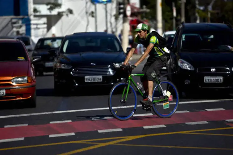 
	Ciclista na faixa exclusiva para bicicletas, em S&atilde;o Paulo: na capital paulista, protesto est&aacute; agendado para as 18 horas desta sexta-feira, na Pra&ccedil;a do Ciclista, na Avenida Paulista
 (Dado Galdieri/Bloomberg)