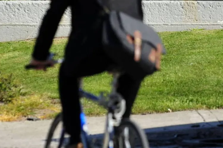 Ciclista na campus da Apple em Cork, na Irlanda (Aidan Crawley/Bloomberg)