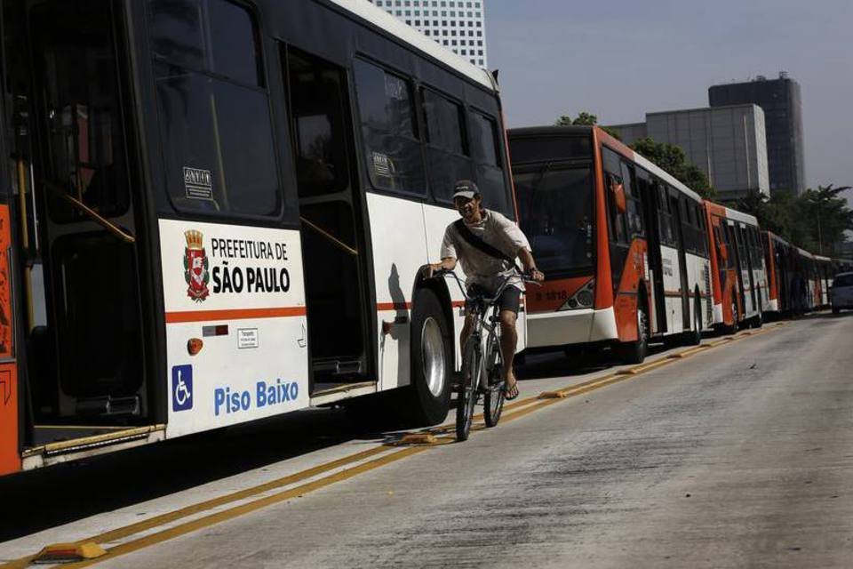 Passageiros são surpreendidos por greve de ônibus em SP