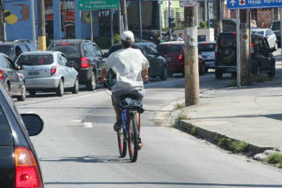 Um motorista é multado a cada hora por desrespeitar ciclista