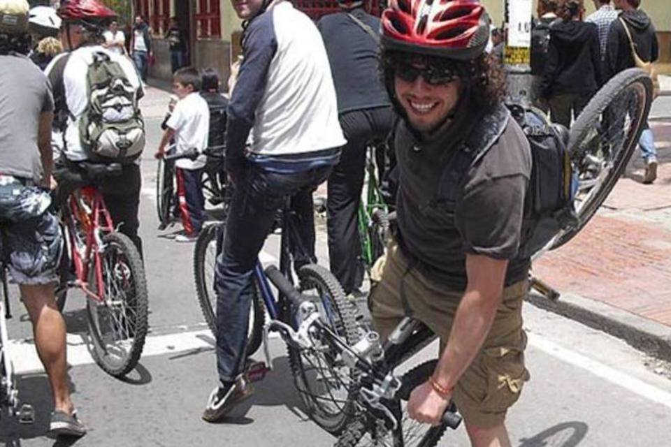 Faixas de ônibus empurram ciclistas para o meio da rua
