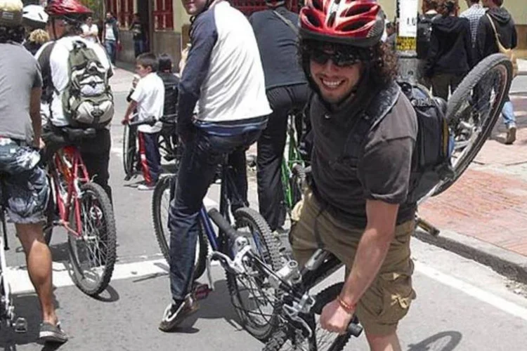 
	Ap&oacute;s a cria&ccedil;&atilde;o dos espa&ccedil;os exclusivos para coletivos, alguns ciclistas passaram a usar outras faixas e encararam ainda mais xingamentos e buzinadas dos motoristas de carros
 (Wikimedia Commons)