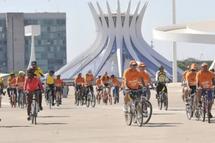 Os ciclistas saíram da área em frente à Embaixada da Holanda e passaram por locais tradicionais da capital federal, como a Esplanada dos Ministérios (Elza Fiúza/Abr)
