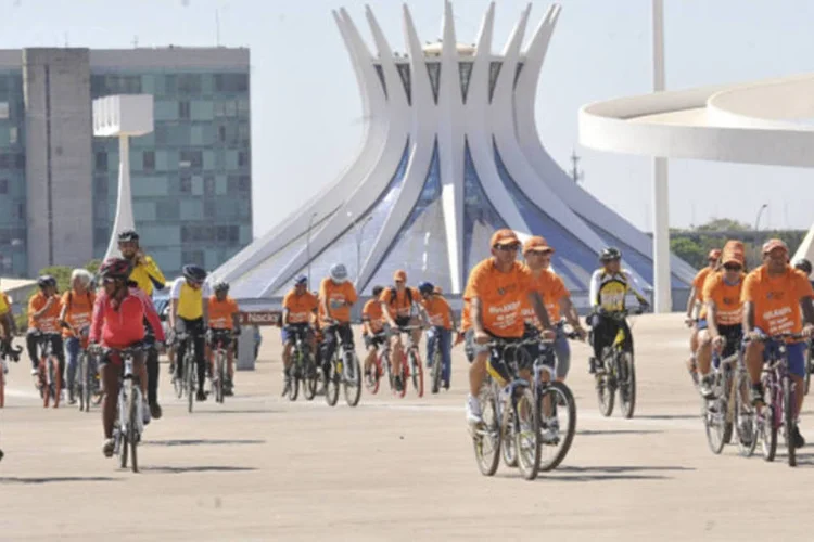 Os ciclistas saíram da área em frente à Embaixada da Holanda e passaram por locais tradicionais da capital federal, como a Esplanada dos Ministérios (Elza Fiúza/Abr)