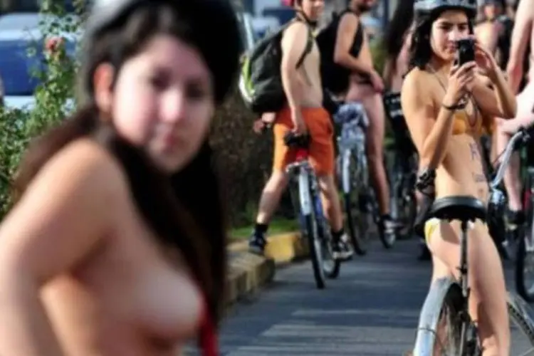 Ciclistas que protestaram sem roupa foram alvo de retaliação da polícia chilena (Martin Bernetti/AFP)