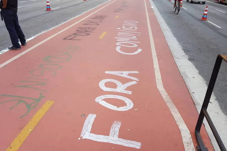 Ciclofaixa da Avenida Paulista com pichações que dizem: "Fora Comunismo" e "Fora Dilma" (Lucas Agrela/Exame)