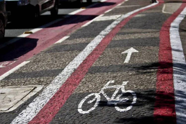 
	Ciclofaixa, em S&atilde;o Paulo: At&eacute; o fim de 2015, a Prefeitura planeja entregar 400 km de ciclovias - at&eacute; ontem, a capital paulista apresentava 180,3 km
 (Dado Galdieri/Bloomberg)