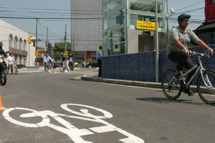 
	Ciclofaixa em frente &agrave; esta&ccedil;&atilde;o do metr&ocirc; Butant&atilde;, em S&atilde;o Paulo
 (Cecilia Bastos/Jornal da USP)