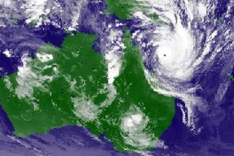 Segundo o serviço meteorológico, o núcleo do ciclone tem diâmetro de 35 quilômetros. (Reuters/Agência Meteorológica do Japão/Divulgação)