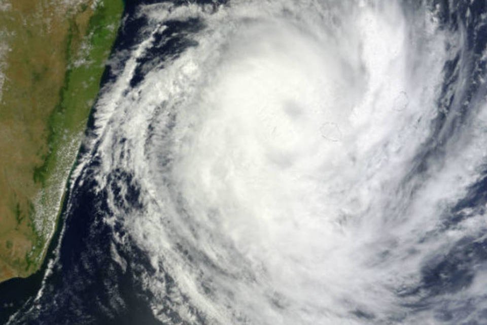 Tempestade se fortalece e pode virar ciclone na 5ª feira