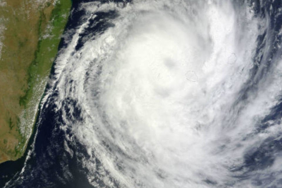 Austrália eleva depressão tropical para ciclone
