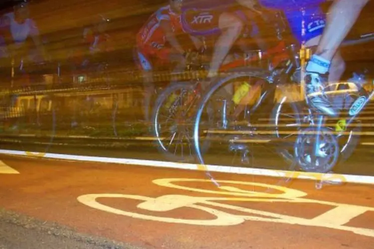 Na ausência de ciclovias, ciclistas devem tomar cuidados extra com o trânsito (Adriano Aurelio Araujo/Flickr)