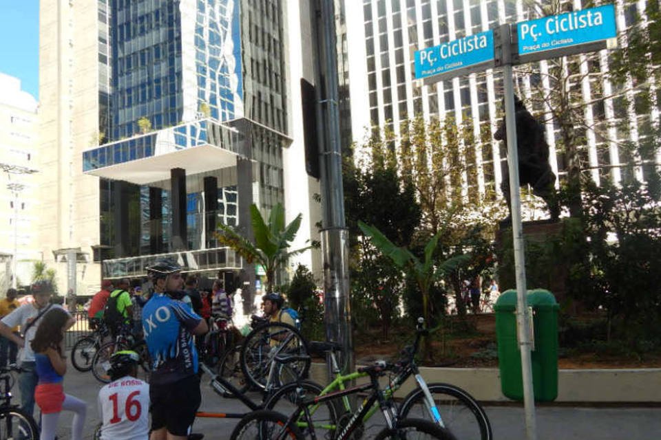 Em SP, pedestres e ciclistas brigam por espaço