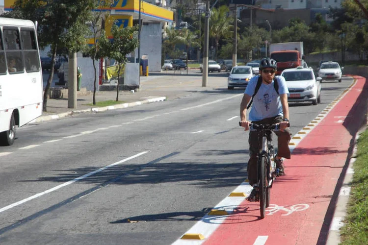 
	Ciclista usa ciclovia em S&atilde;o Paulo: segundo informou o jornal Folha de S. Paulo nesta sexta-feira, a gest&atilde;o Fernando Haddad (PT) abandonou o projeto, iniciado em 2006, de uma ciclovia de 2 km em linha reta para, em seu lugar, implantar um equipamento duas quadras abaixo
 (Luiz Guadagnoli / Secom)