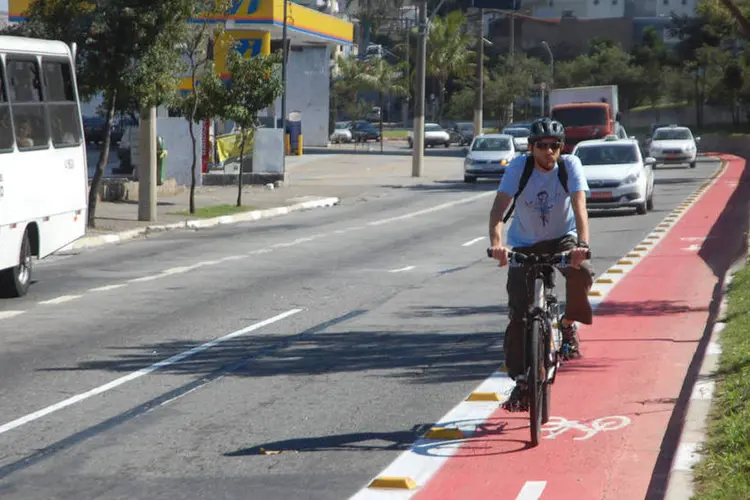 
	Ciclista usa ciclovia em S&atilde;o Paulo
 (Luiz Guadagnoli / Secom)