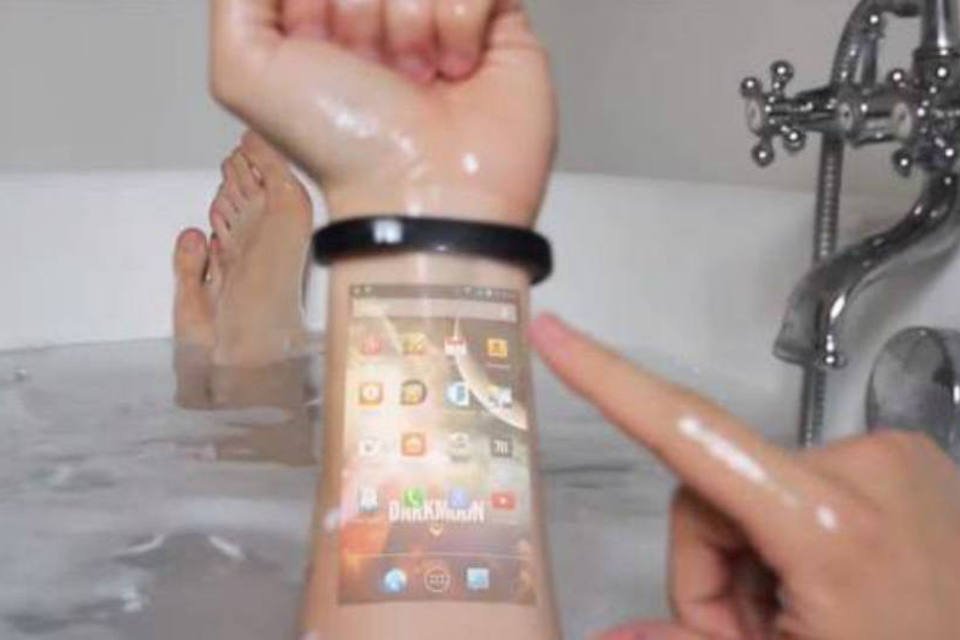 Bracelete projeta tela touch em antebraço de usuário