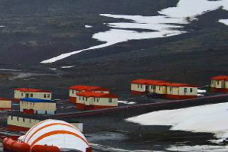 A cidade de Villa Las Estrellas, na Antártica: além de escola, possui mercado, shopping, correios, academia de ginástica e até uma agência bancária (Vanderlei Almeida/AFP)
