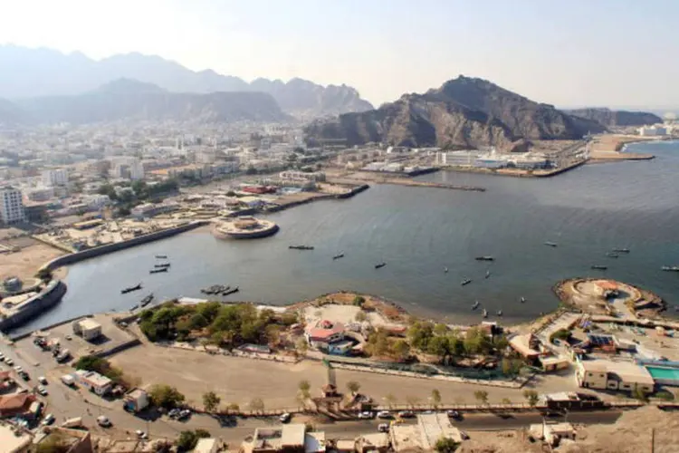 
	&Aacute;den: ningu&eacute;m assumiu a responsabilidade de imediato, mas o EI realizou um ataque de larga escala semelhante no porto de Mukalla
 (Mohammed Dabbous / Reuters)