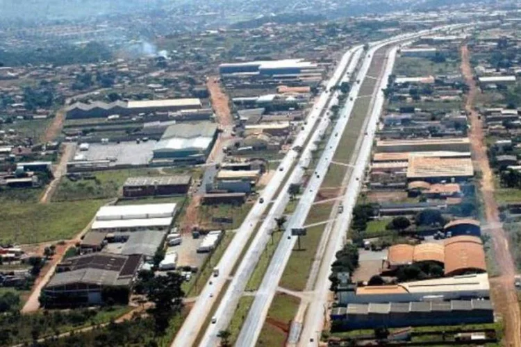 A porta atingiu o telhado da garagem da casa, sem deixar feridos (Prefeitura de Anápolis/Divulgação)