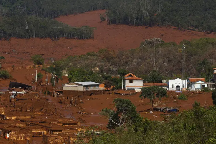 
	Cidade de Bento Rodrigues em Minas Gerais coberta por lama ap&oacute;s rompimento de barragem: Secretaria de Comunica&ccedil;&atilde;o de Mariana, entretanto, informa que a demoli&ccedil;&atilde;o n&atilde;o tem data
 (Ricardo Moraes/ Reuters)