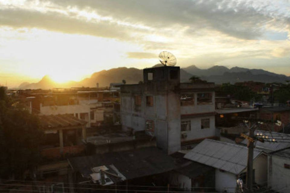 PM troca tiros com suspeito e é apedrejada no Rio