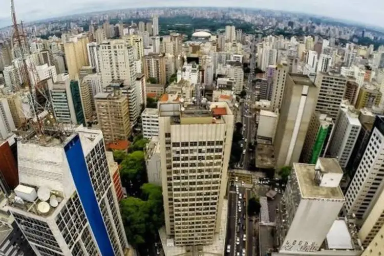 
	Im&oacute;veis: o indicador mostrou tamb&eacute;m que, se considerarmos a infla&ccedil;&atilde;o medida pelo IPCA de 8,97% no per&iacute;odo, a queda real de pre&ccedil;os atinge 18,12% nos alugueis e 11,22% nas vendas
 (Reprodução / Arena do Pavini)