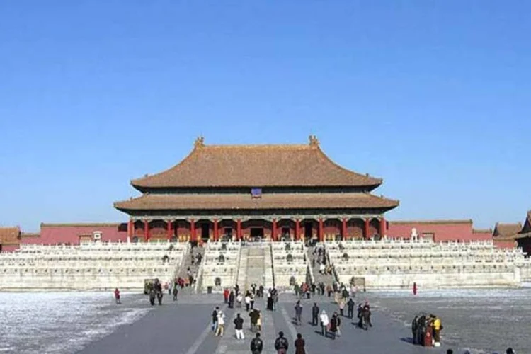 "Pedimos aos jornalistas que informem de maneira objetiva na China. Sempre atendemos os pedidos de ajuda, enquanto a atmosfera segue livre e aberta", disse o porta-voz do Ministério das Relações Exteriores da China (Getty Images)