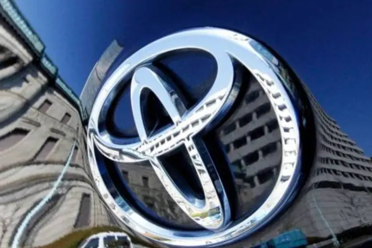 Cidade refletida no logo da montadora Toyota (Toru Hanai/Reuters)