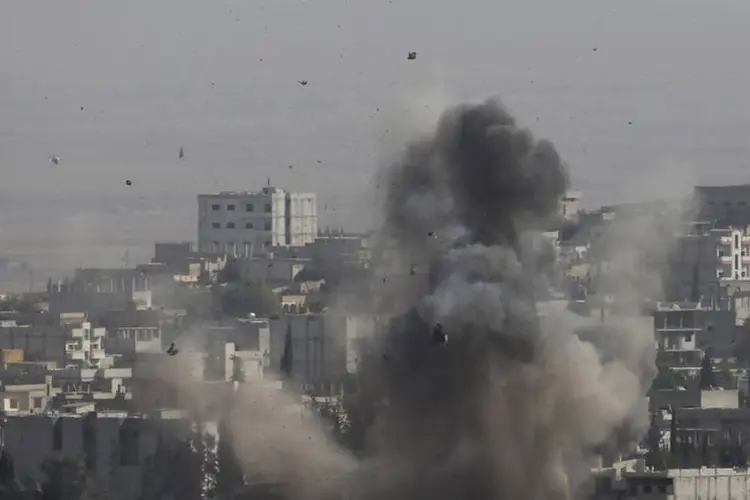 Fumaça se ergue na cidade síria de Kobani, vista a partir da fronteira com a Turquia (Umit Bektas/Reuters)