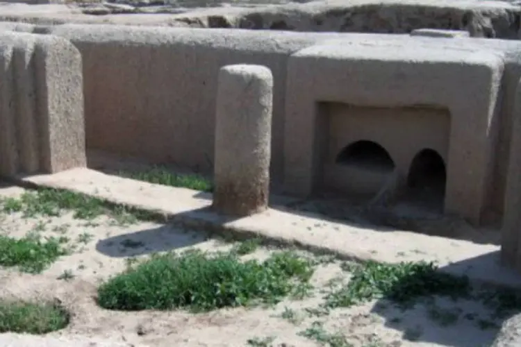 Coberta de areia e erva daninha, a cidade foi descoberta há mais de 60 anos pelo célebre arqueólogo soviético Viktor Sarianidi, atualmente com 84 anos (AFP)