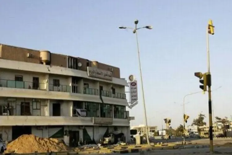 Cidade de Misrata, na Líbia, fica de ruas vazias após ataques (AFP)