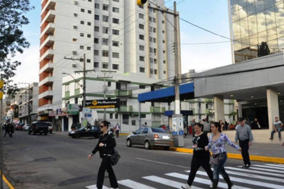 Teto cai, fere foliões e interrompe baile em Santa Maria