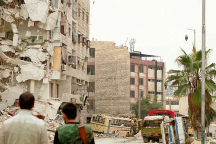 
	Rebeldes observam destrui&ccedil;&atilde;o em Bustan al-Basha
 (©afp.com / -)
