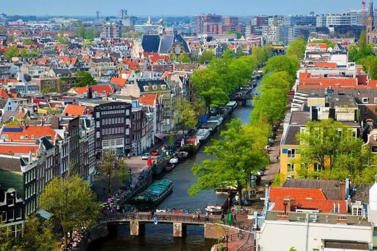 
	Amsterd&atilde;: economia colaborativa &eacute; uma tend&ecirc;ncia que envolve setores como alojamento, turismo, transporte e educa&ccedil;&atilde;o
 (City Climate Leadership)