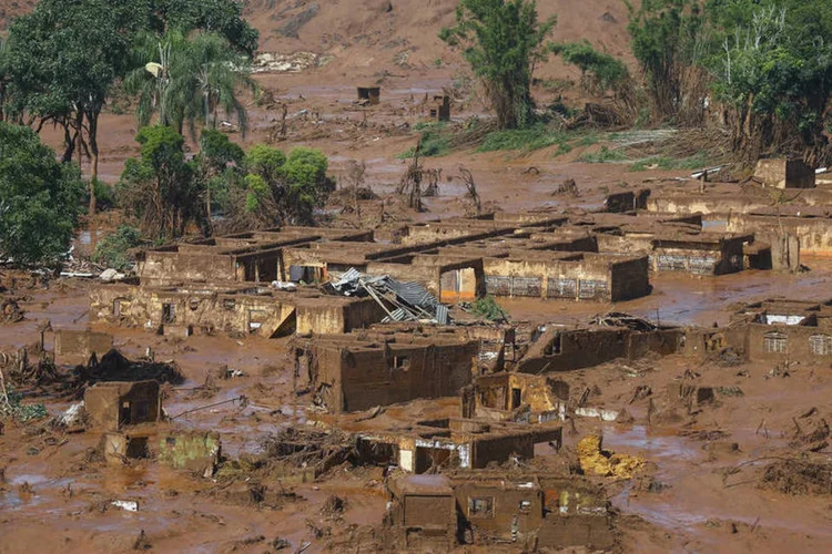 
	Constru&ccedil;&otilde;es atingidas por lama na cidade de Bento Rodrigues em Minas Gerais: &quot;Por si s&oacute;, esses abalos n&atilde;o podem ser considerados como causa do acidente&quot;, disse o professor George Sand Fran&ccedil;a
 (Ricardo Moraes/ Reuters)