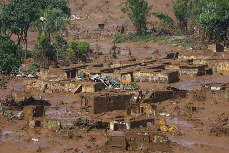 
	Bento Rodrigues coberta de lama por rompimento de barragem: &quot;N&atilde;o esperamos que seja necess&aacute;rio, mas, se for necess&aacute;rio, podemos fazer at&eacute; uma CPI&quot;, disse Sarney Filho
 (Ricardo Moraes/ Reuters)