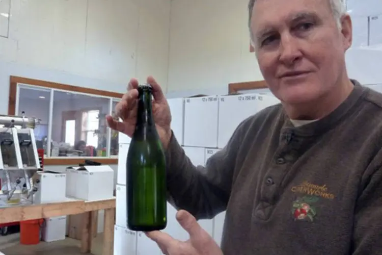 O produtor Chuck Shelton segura uma garrafa de sidra: a sidra americana praticamente desapareceu pouco depois do século XIX, porque os imigrantes preferiam a cerveja (©afp.com / Fabienne Faur)