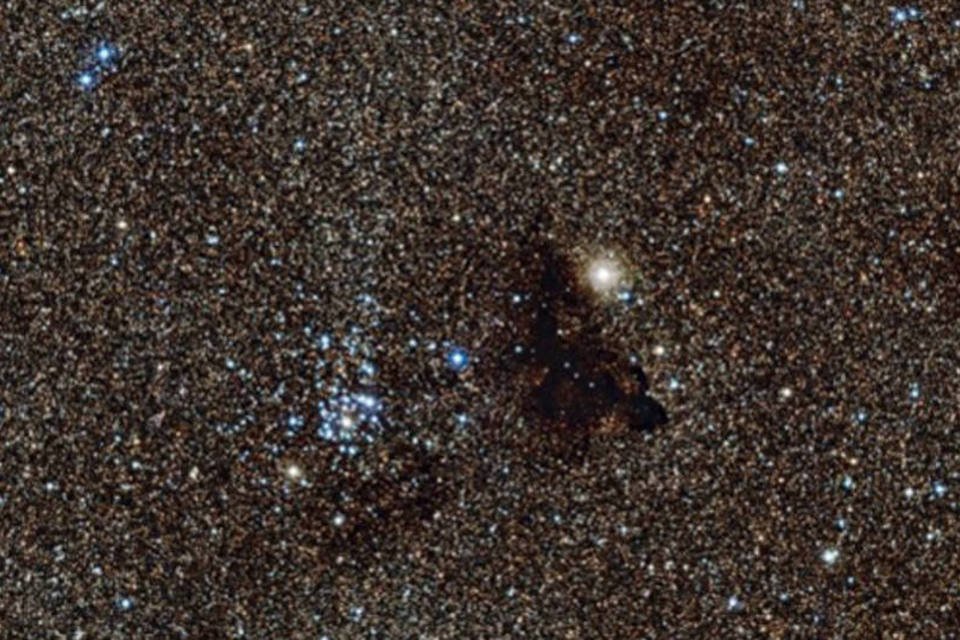 Telescópio fotografa nebulosa com forma de lagartixa