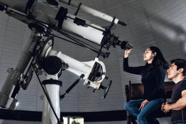 
	O casal de f&iacute;sicos Emille Ishida e Rafael Souza, no Parque de Ci&ecirc;ncia e Tecnologia da USP: observat&oacute;rio ficou obsoleto, hoje o trabalho &eacute; feito por computador
 (Fabiano Accorsi)