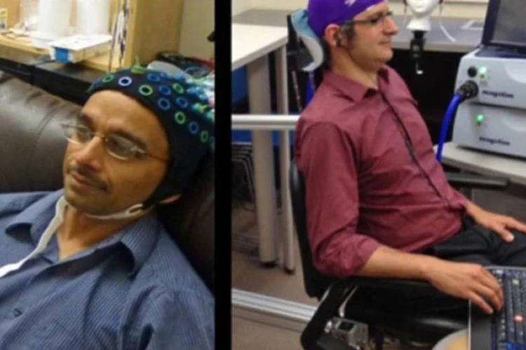 Cientistas testam interface cerebral não invasiva: ao usar informações de impulsos elétricos do cérebro de uma pessoa e estímulo magnético no crânio do outro, foi possível enviar sinal cerebral (Universidade de Washington)